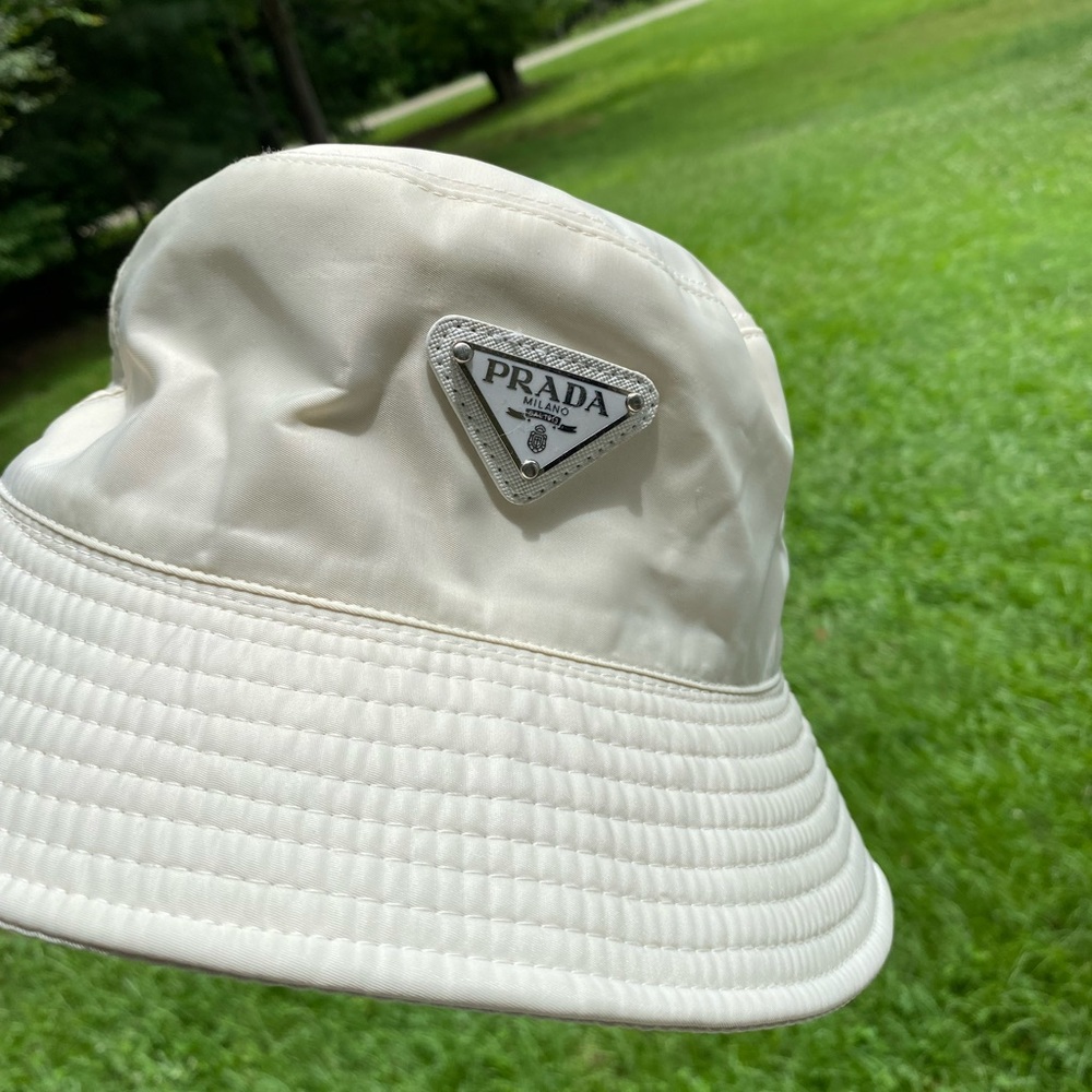 Prada Bucket Hat
Brand New 
Never worn
Size : Small
